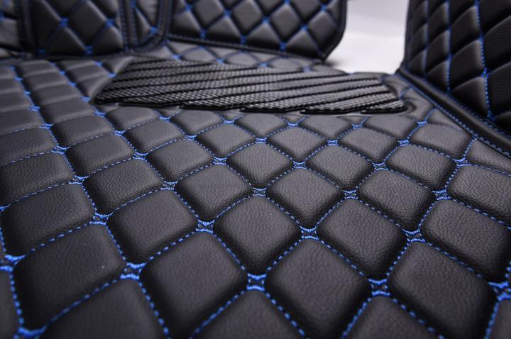 Alfombrillas de coche personalizadas con costuras negras y azules