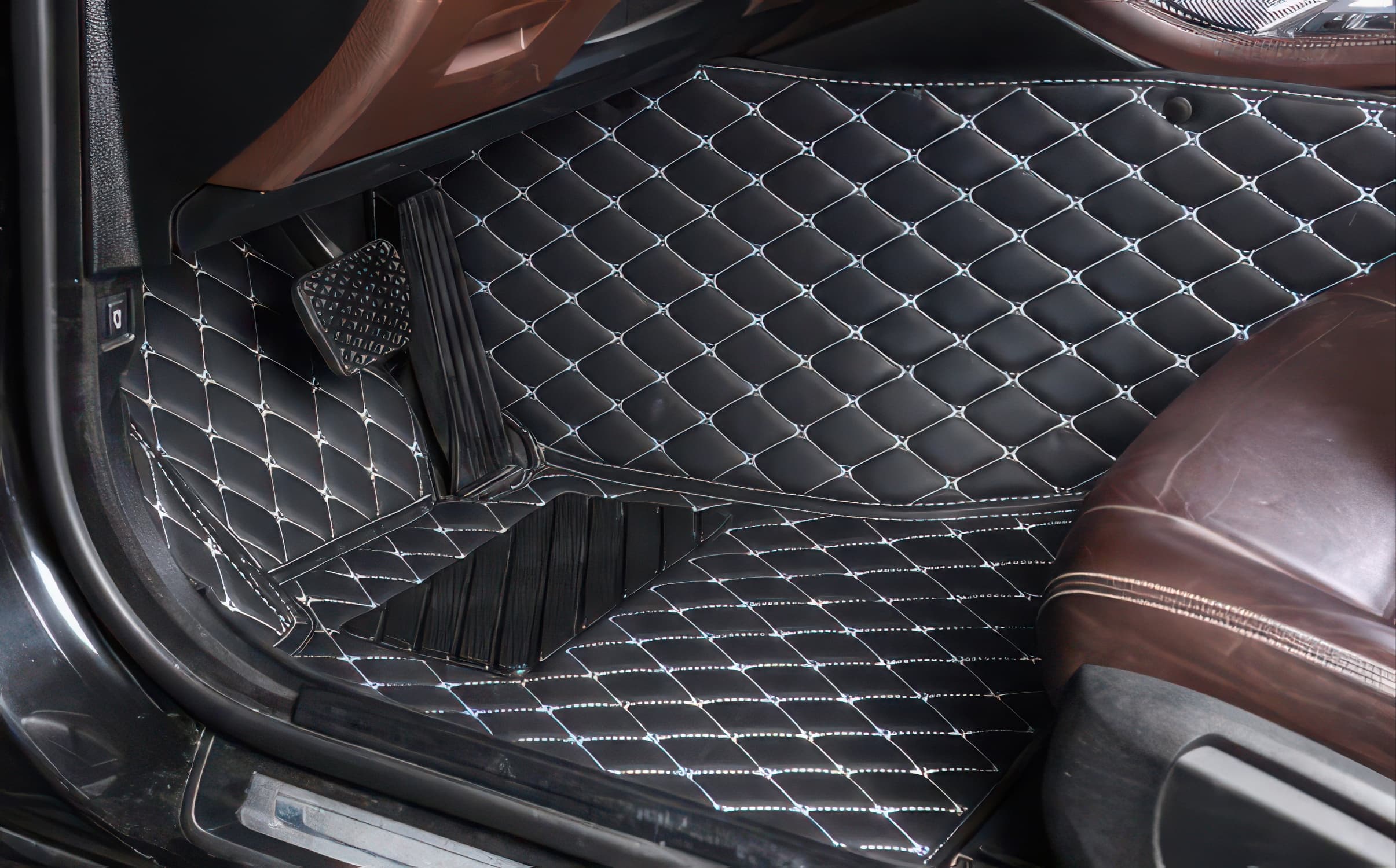 Alfombrillas de coche personalizadas con costuras negras y beige