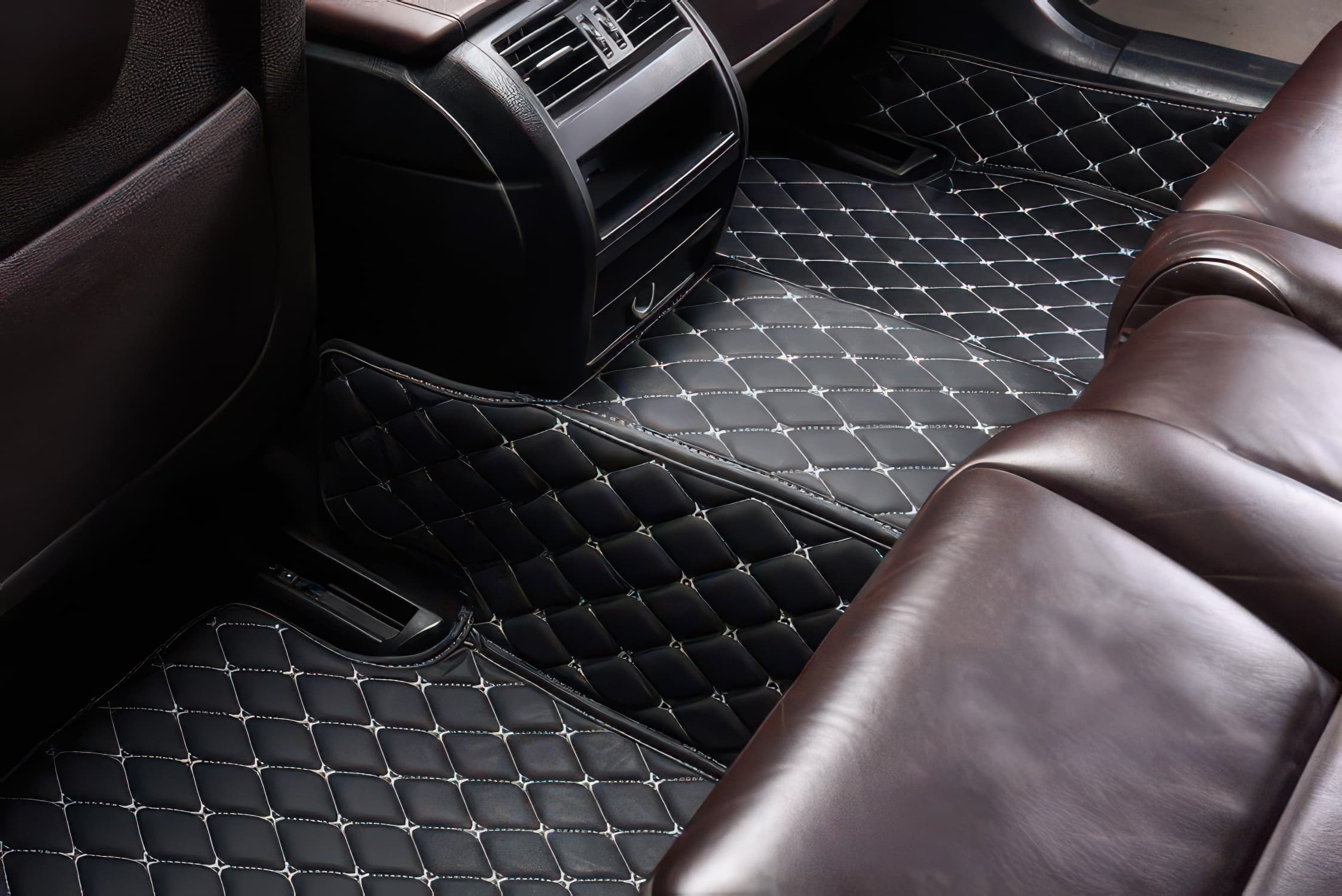 Alfombrillas de coche personalizadas con costuras negras y beige