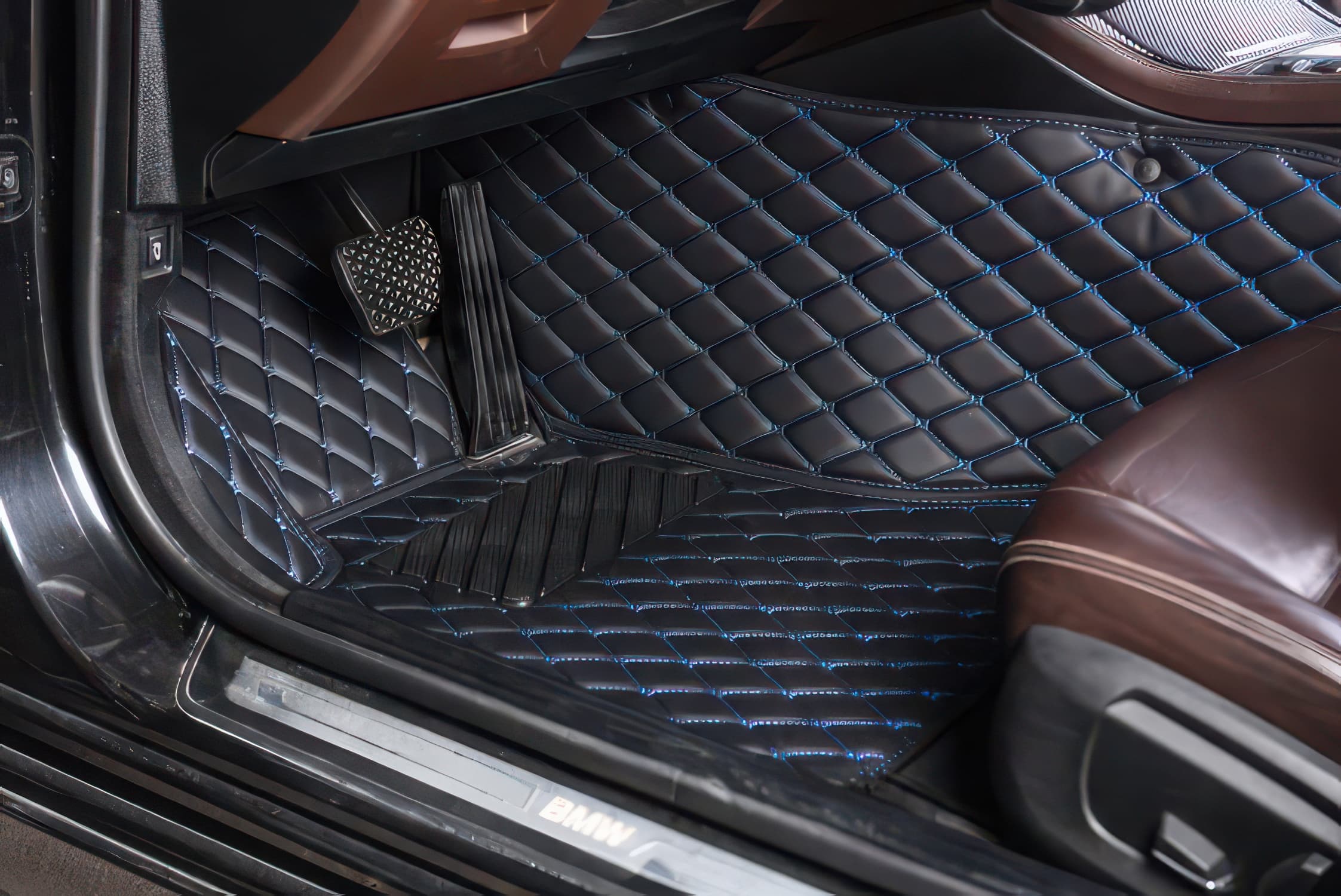 Alfombrillas de coche personalizadas con costuras negras y azules
