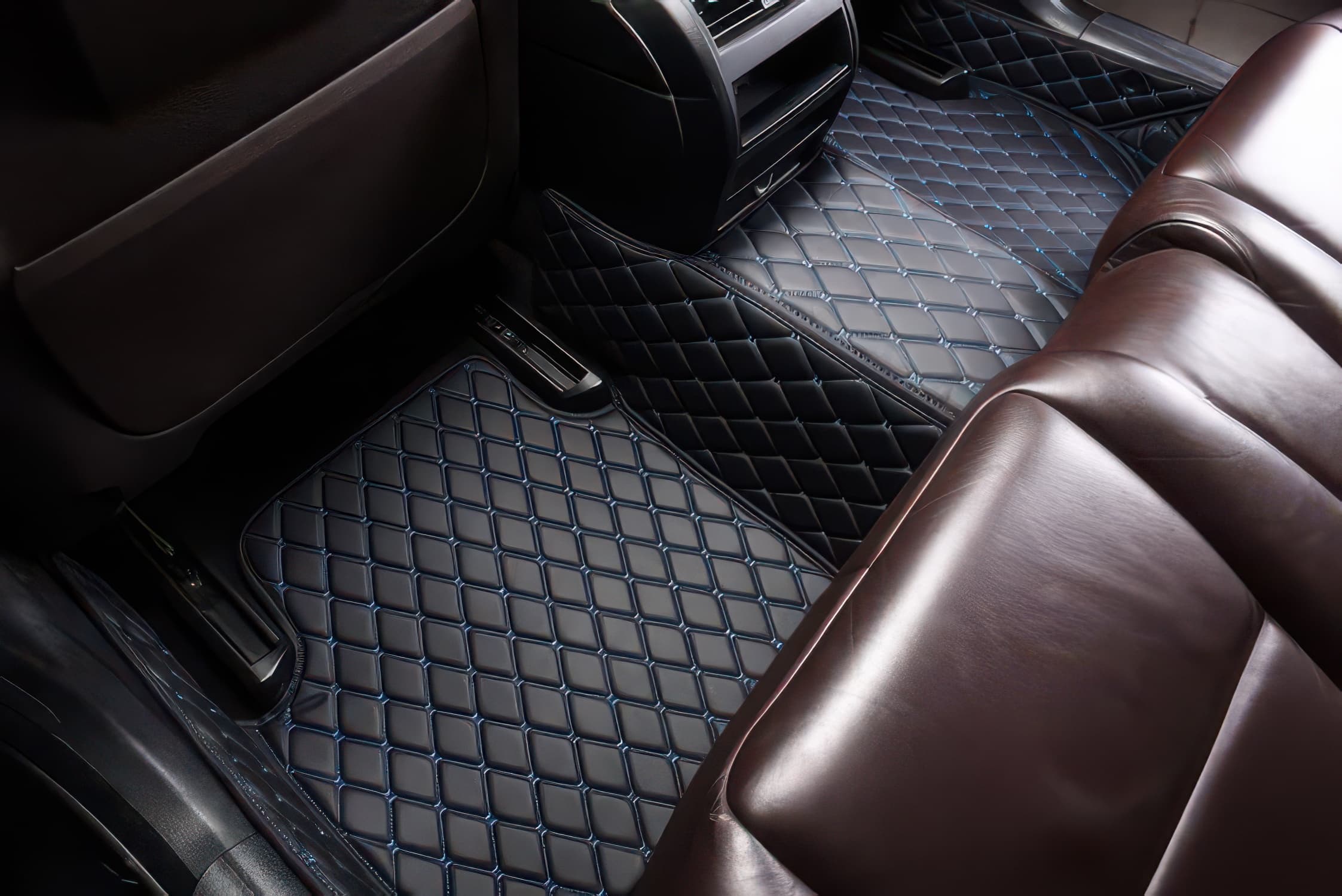Alfombrillas de coche personalizadas con costuras negras y azules
