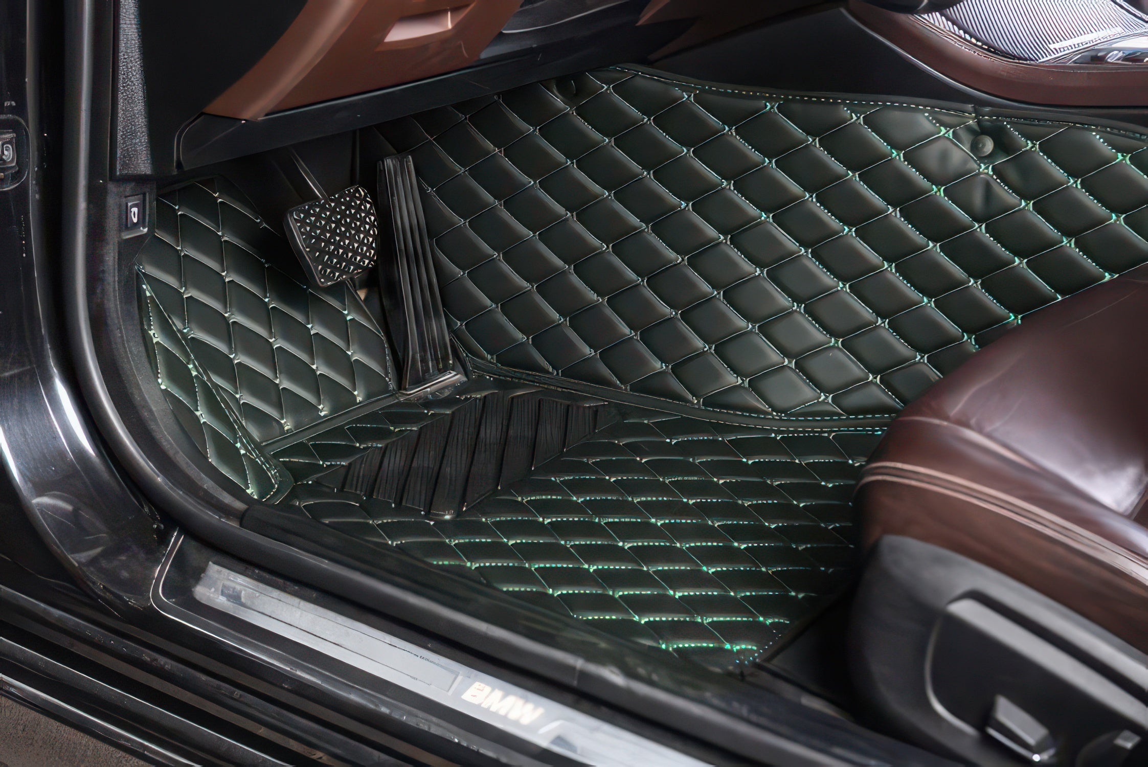 Alfombrillas de coche personalizadas con costuras negras y verdes