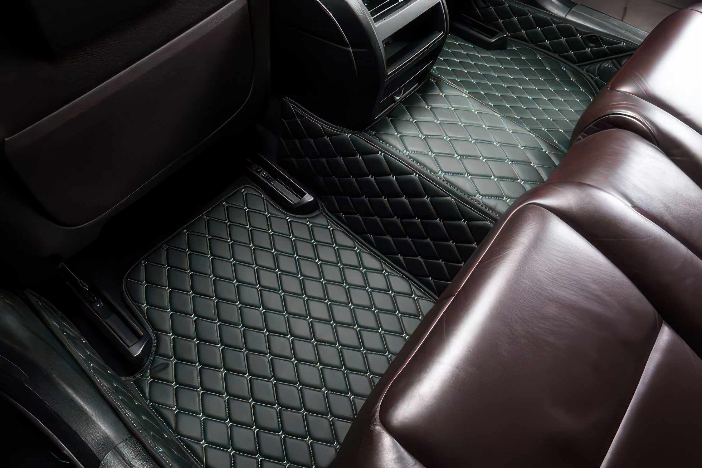 Alfombrillas de coche personalizadas con costuras negras y verdes